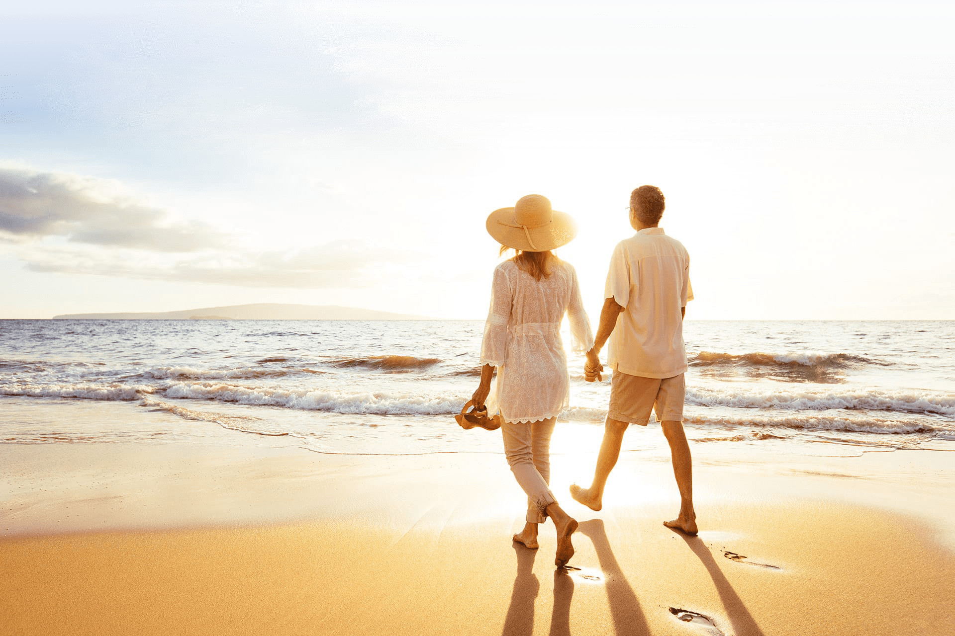 Couple Walking On The Beach — Ocean Trails Resort Parksville Bc Resort